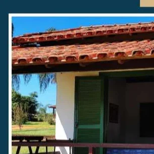 Fachada e varanda da Pousada Recanto do Guará